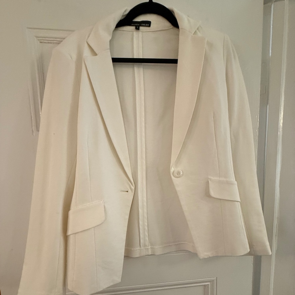 Amanda and Chelsea White stretch blazer in Small